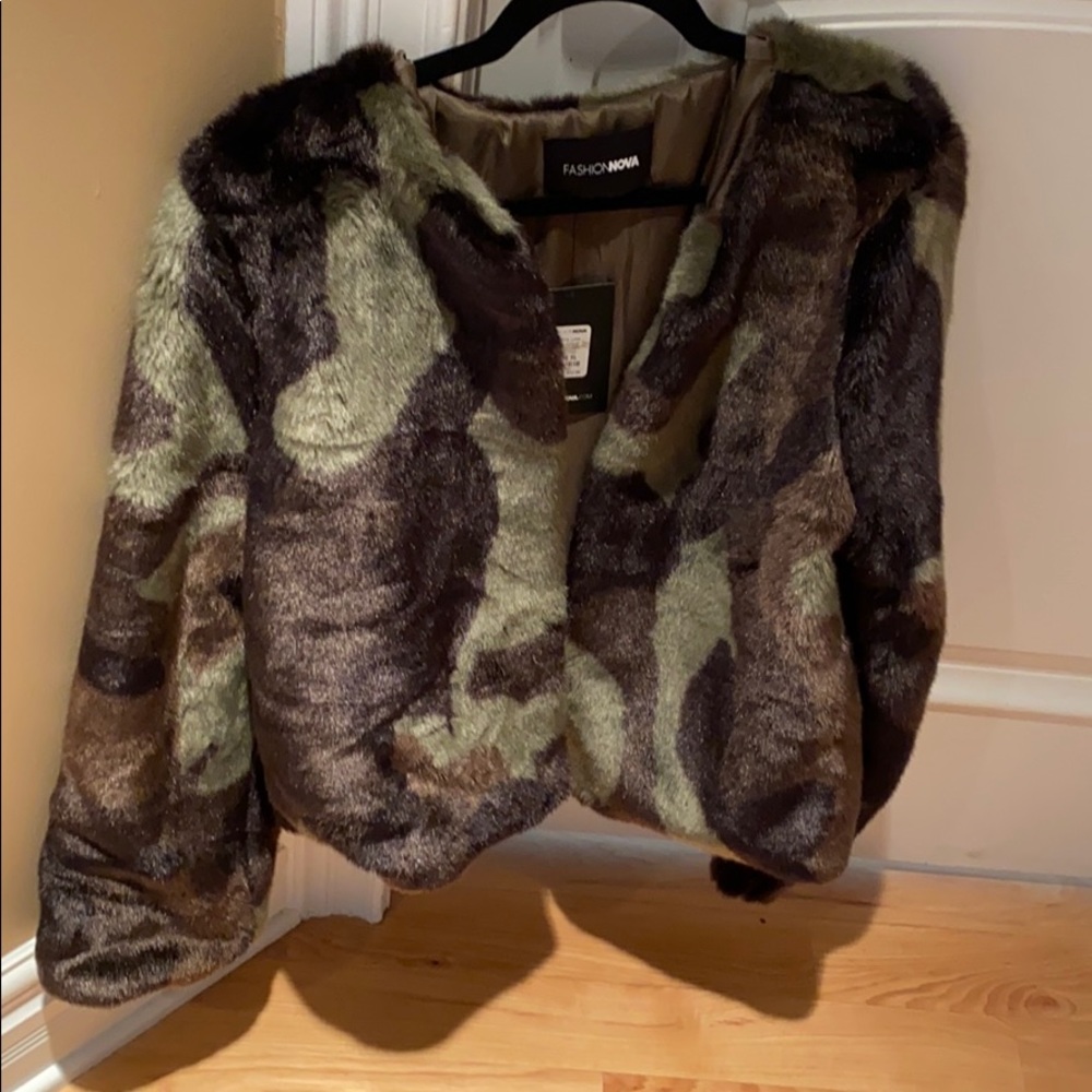 NWT fuzzy camo jacket! Does not zip up